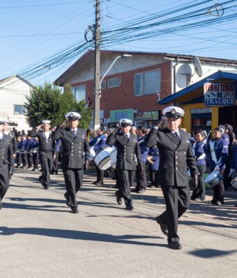 Teodoro Schmidt rindió emotivo homenaje a las Glorias navales con acto cívico y desfile