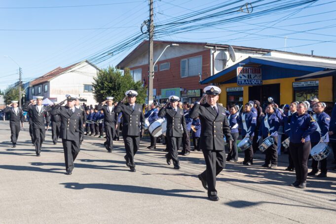 Teodoro Schmidt rindió emotivo homenaje a las Glorias navales con acto cívico y desfile
