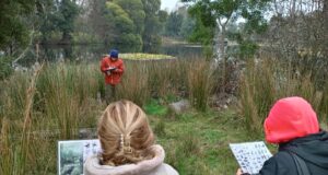 Municipalidad de Freire realizó jornada de educación ambiental en Laguna Santa Julia junto a adultos mayores