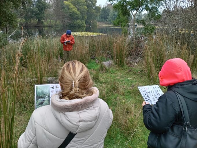 Municipalidad de Freire realizó jornada de educación ambiental en Laguna Santa Julia junto a adultos mayores