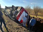 Grave volcamiento de bus en ruta Freire-Villarrica: reportan varios lesionados y una presunta víctima fatal