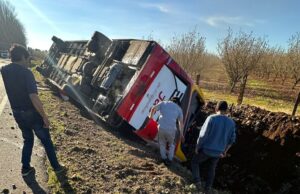 Grave volcamiento de bus en ruta Freire-Villarrica: reportan varios lesionados y una presunta víctima fatal