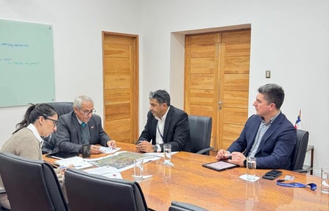 Alcalde de Victoria se reúne con Director Nacional de Vialidad para acelerar proyectos de pavimentación