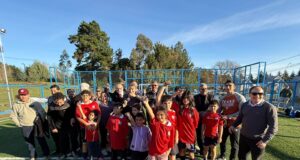 Pitrufquén inaugura su primera cancha de pasto sintético y marca un hito para el deporte comunitario