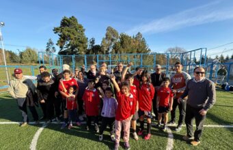 Pitrufquén inaugura su primera cancha de pasto sintético y marca un hito para el deporte comunitario