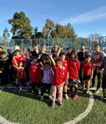 Pitrufquén inaugura su primera cancha de pasto sintético y marca un hito para el deporte comunitario