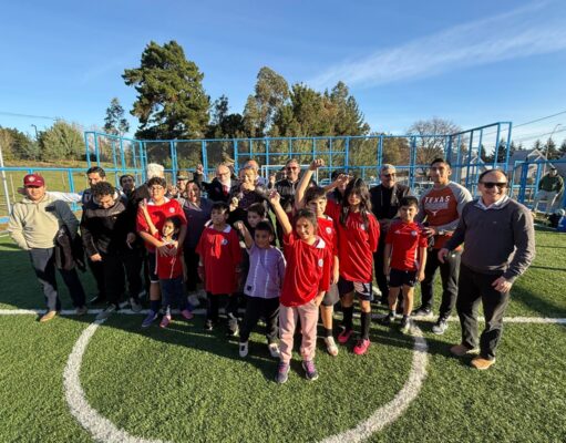 Pitrufquén inaugura su primera cancha de pasto sintético y marca un hito para el deporte comunitario