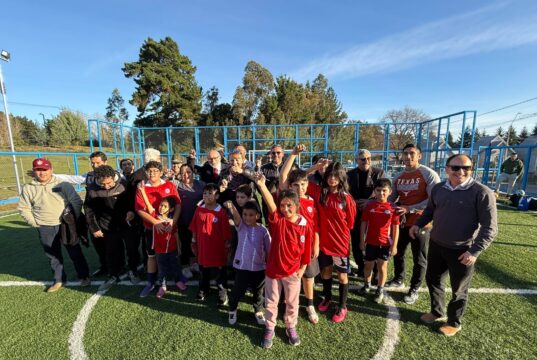 Pitrufquén inaugura su primera cancha de pasto sintético y marca un hito para el deporte comunitario