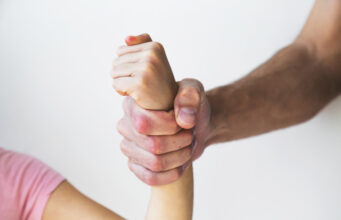 Zamarrear a un niño puede causar daño cerebral incluso sin dejar marcas visibles