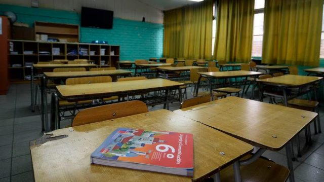 Funcionarios denuncian presunto acoso laboral y hostigamiento en liceo de Barros Arana