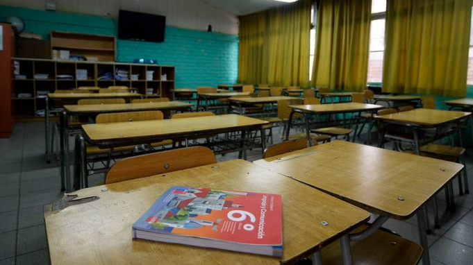 Funcionarios denuncian presunto acoso laboral y hostigamiento en liceo de Barros Arana