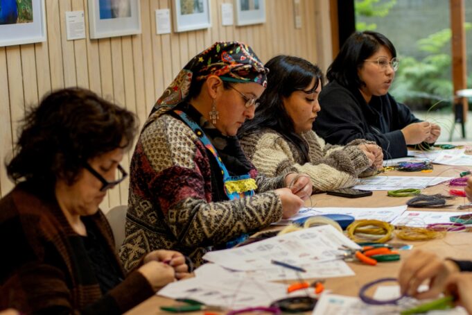 Abiertas las postulaciones a la 3ª edición del curso gratuito de gestión cultural y artesanía dirigido a mujeres artesanas del textil de Loncoche, Villarrica y Pucón
