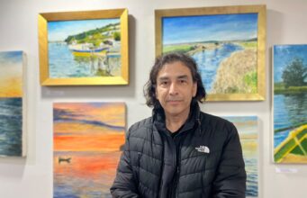 La costa de La Araucanía se instala en Temuco a través de los pinceles del artista José Antonio Peña