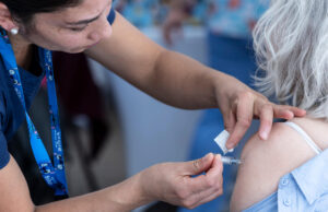 Atenciones respiratorias alcanzan su nivel más alto del año: especialistas explican por qué aún es tiempo de vacunarse