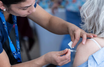 Atenciones respiratorias alcanzan su nivel más alto del año: especialistas explican por qué aún es tiempo de vacunarse