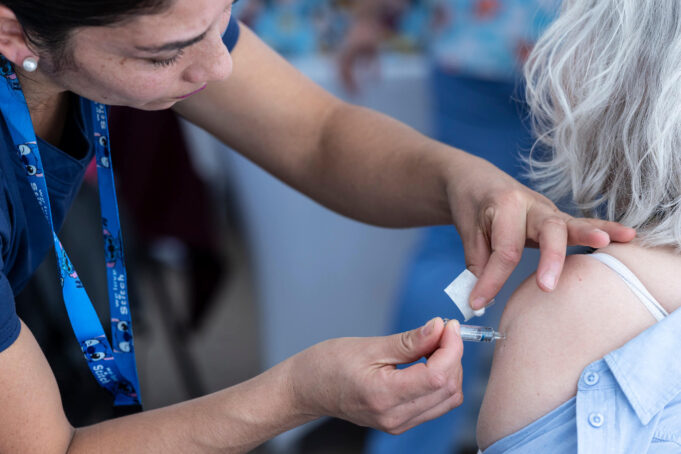 Atenciones respiratorias alcanzan su nivel más alto del año: especialistas explican por qué aún es tiempo de vacunarse