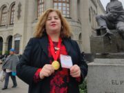 De los diarios de infancia a los escenarios internacionales: la historia de Carol Arias, poeta que lleva el nombre de Pitrufquén por el mundo