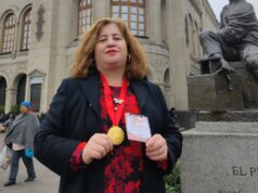 De los diarios de infancia a los escenarios internacionales: la historia de Carol Arias, poeta que lleva el nombre de Pitrufquén por el mundo