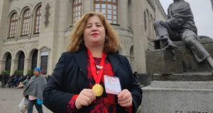 De los diarios de infancia a los escenarios internacionales: la historia de Carol Arias, poeta que lleva el nombre de Pitrufquén por Latinoamérica