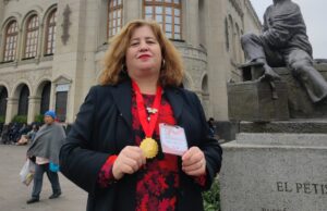 De los diarios de infancia a los escenarios internacionales: la historia de Carol Arias, poeta que lleva el nombre de Pitrufquén por Latinoamérica