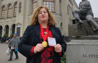 De los diarios de infancia a los escenarios internacionales: la historia de Carol Arias, poeta que lleva el nombre de Pitrufquén por Latinoamérica