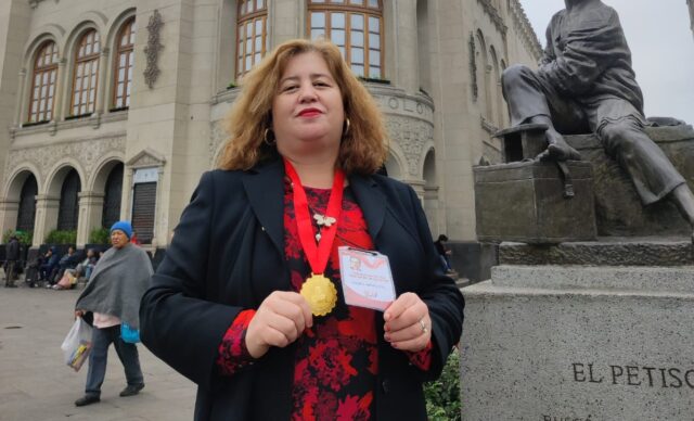 De los diarios de infancia a los escenarios internacionales: la historia de Carol Arias, poeta que lleva el nombre de Pitrufquén por Latinoamérica
