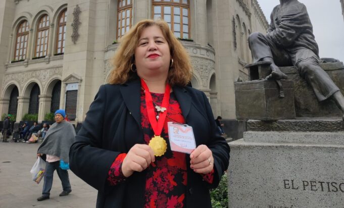 De los diarios de infancia a los escenarios internacionales: la historia de Carol Arias, poeta que lleva el nombre de Pitrufquén por Latinoamérica