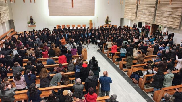 Voces llenaron la parroquia San Juan Evangelista de Pitrufquén en emotivo encuentro coral de música sacra