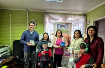 Estudiantes de Gorbea reciben donación de audífonos de cancelación de ruidos para fortalecer la educación inclusiva
