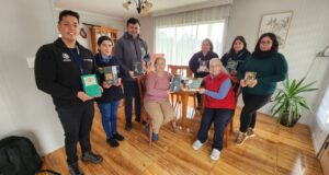 Municipio de Pitrufquén acerca la lectura a personas en situación de dependencia y sus cuidadores con biblioteca móvil