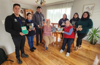 Municipio de Pitrufquén acerca la lectura a personas en situación de dependencia y sus cuidadores con biblioteca móvil
