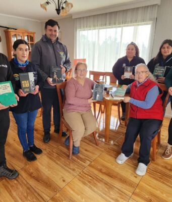 Municipio de Pitrufquén acerca la lectura a personas en situación de dependencia y sus cuidadores con biblioteca móvil