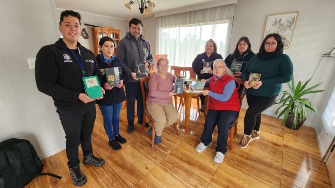 Municipio de Pitrufquén acerca la lectura a personas en situación de dependencia y sus cuidadores con biblioteca móvil
