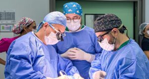 Cirugía preventiva salva a niña de tres años de un cáncer hereditario en Temuco