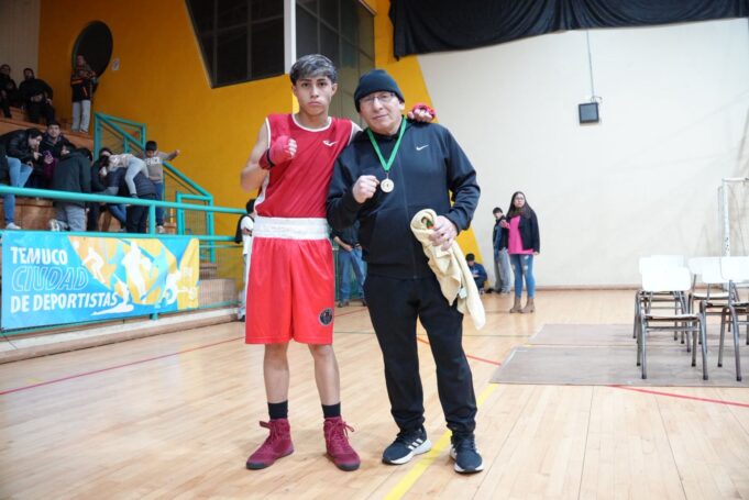Joven boxeador de Pitrufquén celebra su primer triunfo como federado y proyecta su camino hacia el sudamericano