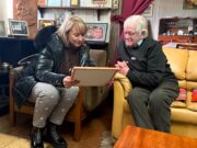 “Hay que reconocer en vida”: alcaldesa de Pitrufquén oficializa homenaje a Julio Dumont con beca que llevará su nombre