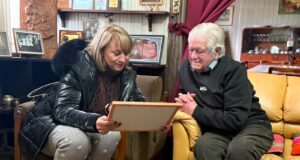 “Hay que reconocer en vida”: alcaldesa de Pitrufquén oficializa homenaje a Julio Dumont con beca que llevará su nombre