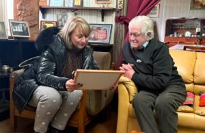 “Hay que reconocer en vida”: alcaldesa de Pitrufquén oficializa homenaje a Julio Dumont con beca que llevará su nombre
