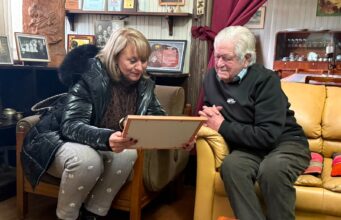 “Hay que reconocer en vida”: alcaldesa de Pitrufquén oficializa homenaje a Julio Dumont con beca que llevará su nombre