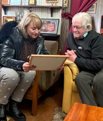 “Hay que reconocer en vida”: alcaldesa de Pitrufquén oficializa homenaje a Julio Dumont con beca que llevará su nombre