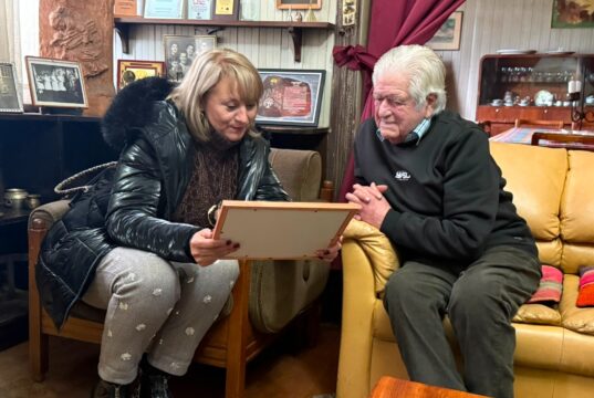 “Hay que reconocer en vida”: alcaldesa de Pitrufquén oficializa homenaje a Julio Dumont con beca que llevará su nombre