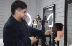 Jóvenes en reinserción social se certifican en barbería y proyectan nuevos caminos en Villarrica