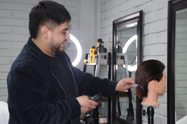 Jóvenes en reinserción social se certifican en barbería y proyectan nuevos caminos en Villarrica