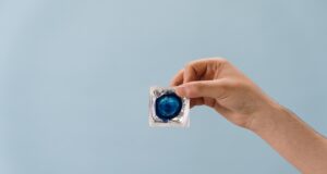 Estudio revela que las barreras para usar condón y hacerse el test de VIH son emocionales y sociales