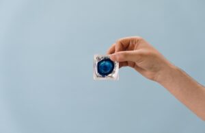 Estudio revela que las barreras para usar condón y hacerse el test de VIH son emocionales y sociales