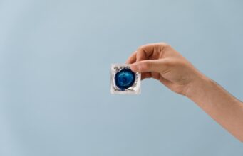 Estudio revela que las barreras para usar condón y hacerse el test de VIH son emocionales y sociales