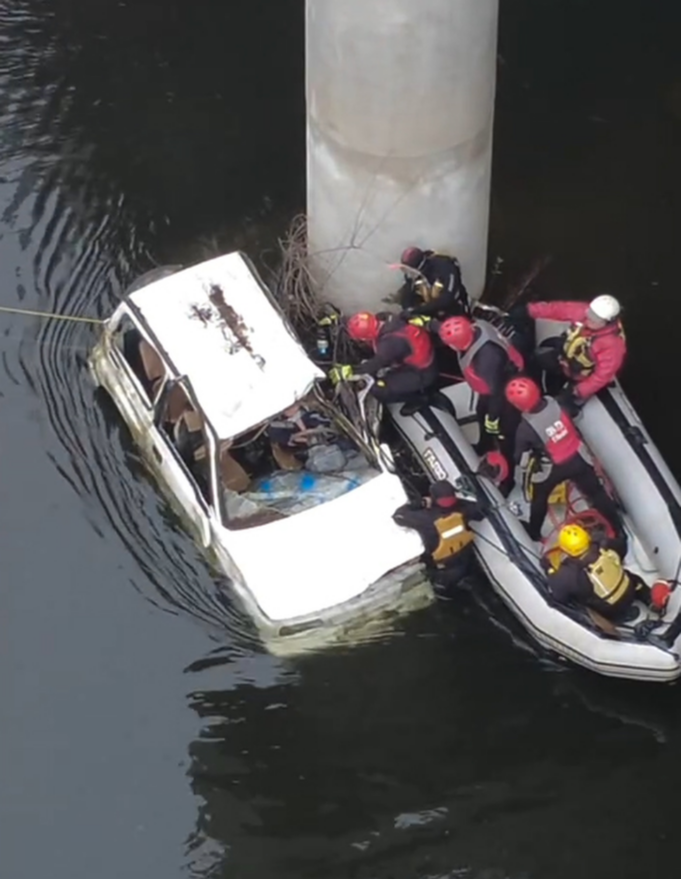Bomberos de Temuco realizó ejercicio de rescate vehicular en el río Quepe con tres especialidades coordinadas