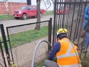 Trabajadores de Aguas Araucanía instalan protecciones en medidores de establecimientos de Integra en la región
