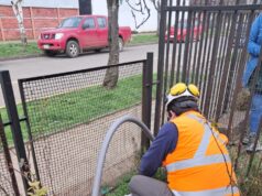 Trabajadores de Aguas Araucanía instalan protecciones en medidores de establecimientos de Integra en la región