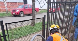 Trabajadores de Aguas Araucanía instalan protecciones en medidores de establecimientos de Integra en la región